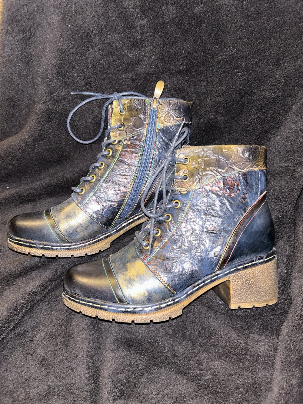 L’ARTISTE NWOT Iridescent Navy Lace-Up Ankle  Booties with Chunky Heel